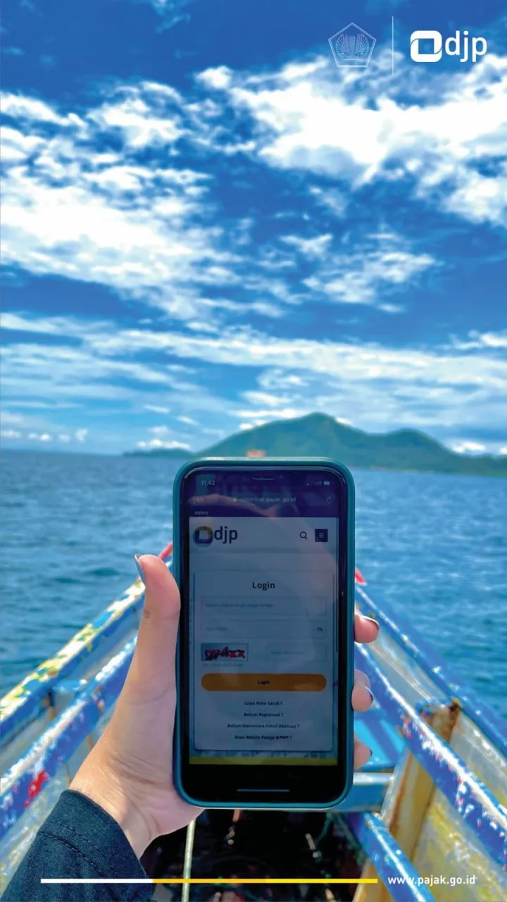 Model wearing plain white basic tee.